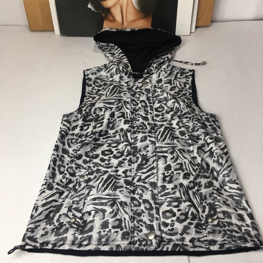 Chico’s Zenergy Reversible Animal Print Zip Vest Travel Athleisure Size 0